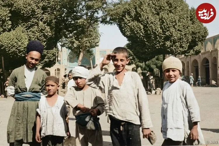 تصاویر| سفر به عصر قاجار؛ از «درویش وافورکش» تا «معلق زدن پسر رقاص»