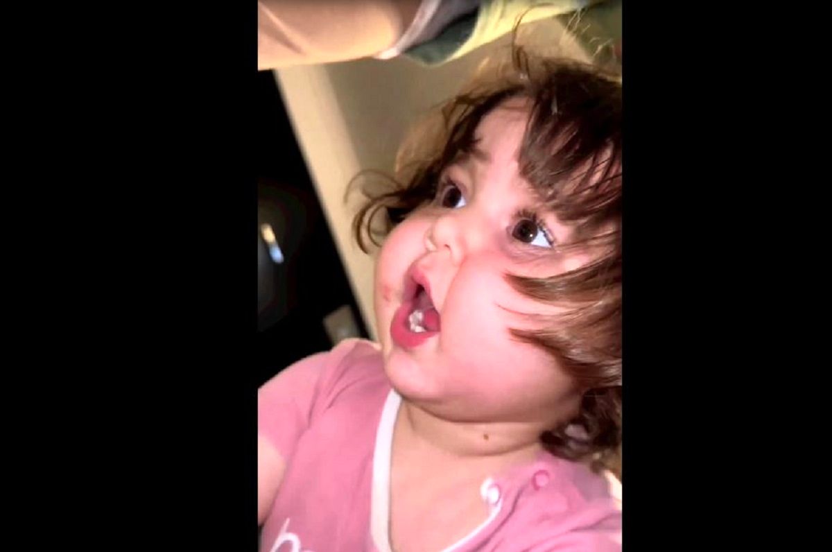 (ویدئو) وقتی ماساژور برقی دست بچه ها می‌افتد و اتفاق بامزه‌ای رقم می‌خورد!