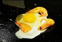 ببینید| غذای خیابانی در چین؛ پخت پنکیک با میگو و تخم مرغ در پکن