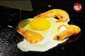 ببینید| غذای خیابانی در چین؛ پخت پنکیک با میگو و تخم مرغ در پکن