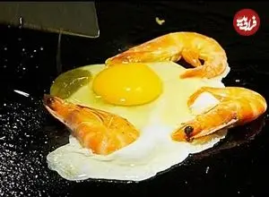 ببینید| غذای خیابانی در چین؛ پخت پنکیک با میگو و تخم مرغ در پکن