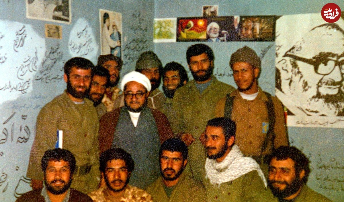 عکس؛ سفر در تاریخ؛ «محمدصادق خلخالی در حال ناهار خوردن در جبهه»؛ دهه 60