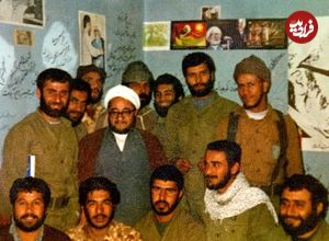 عکس؛ سفر در تاریخ؛ «محمدصادق خلخالی در حال ناهار خوردن در جبهه»؛ دهه 60