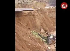 ببینید| سقوط کامیون به دره؛ تصاویر هولناک از رانش زمین در ایذه