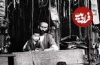 عکس| سفر زمان؛ «مردان و کودکان رشتی» در مقابل مغازۀ زین‌فروشی در دوران ناصرالدین شاه