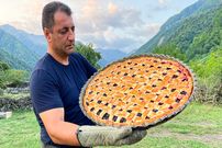 ببینید| غذای روستایی در آذربایجان؛ برداشت تمشک از جنگل و تهیه کیک پای با آن 