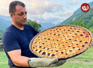 ببینید| غذای روستایی در آذربایجان؛ برداشت تمشک از جنگل و تهیه کیک پای با آن 