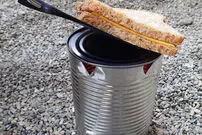 (ویدیو) ترفند ساخت یک اجاق گاز مسافرتی با یک شمع و یک قوطی کنسرو