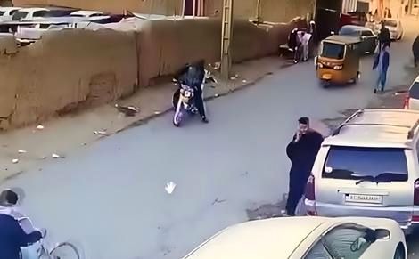 (ویدیو) گوشی قاپی با موتور در هرات