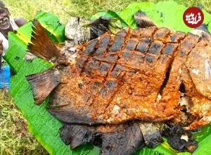 ببینید| غذای روستایی در هند؛ کباب کردن ماهی پامفرت سیاه در برگ موز