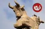 عکس| سفر زمان؛ بلند کردن یکی از سرستون‌های تخت‌جمشید با جرثقیل؛ 90 سال قبل
