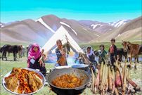 ببینید؛ غذای روستایی در افغانستان؛ پخت زرشک پلو با مرغ و ریواس کنار رودخانه
