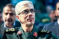 عکس؛ سفر در تاریخ؛ «سرلشکر باقری» در کنار همرزمان اش زیر یک درخت؛ دهه 60