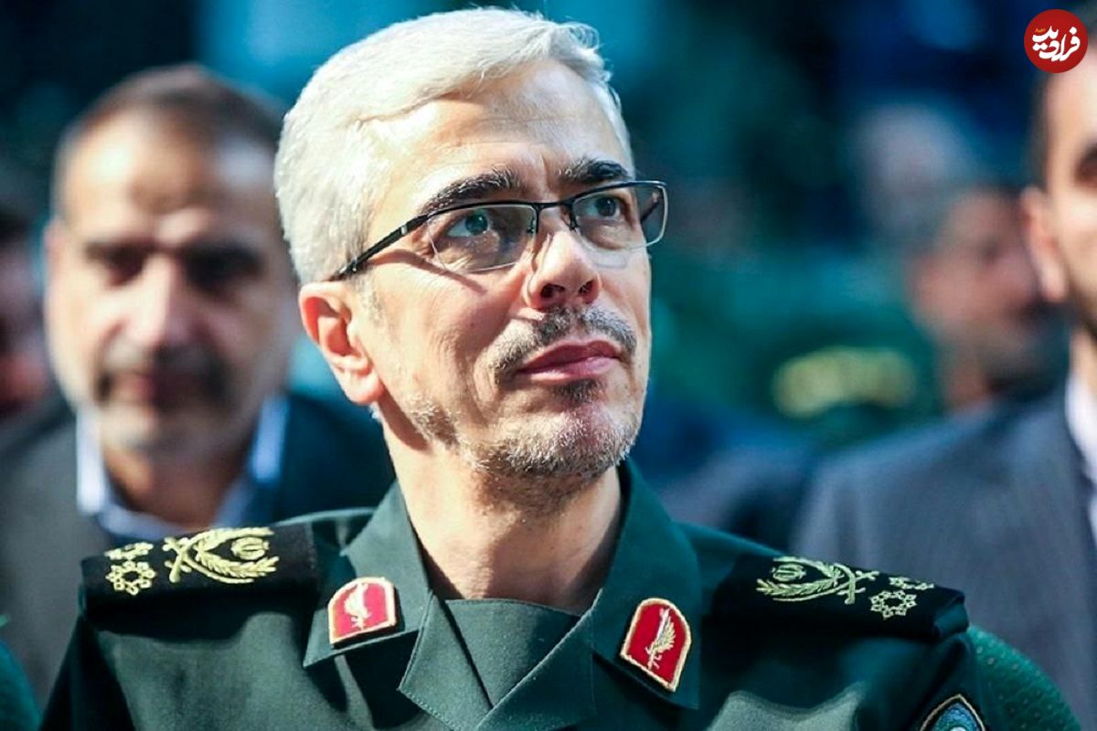 عکس؛ سفر در تاریخ؛ «سرلشکر باقری» در کنار همرزمان اش زیر یک درخت؛ دهه 60
