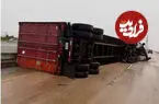 ببینید| لحظه واژگونی تریلی ۱۸ چرخ بر اثر باد شدید