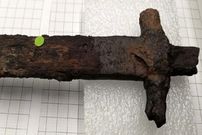 محققان توانستند حروف روی شمشیر زنگ‌زدۀ 400 ساله را بخوانند 