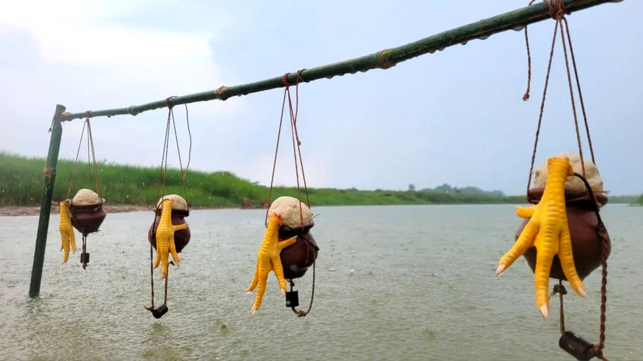 (ویدئو) تکنیک منحصر به فرد و جالب یک جوان هندی برای ماهیگیری در رودخانه