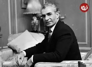 سفر در زمان؛ یادداشت‌های علم، یکشنبه ۶ خرداد ۱۳۵۲: پادشاه یونان بعد از تبعید می‌خواهد با شاهنشاه تماس بگیرد، نمی‌تواند