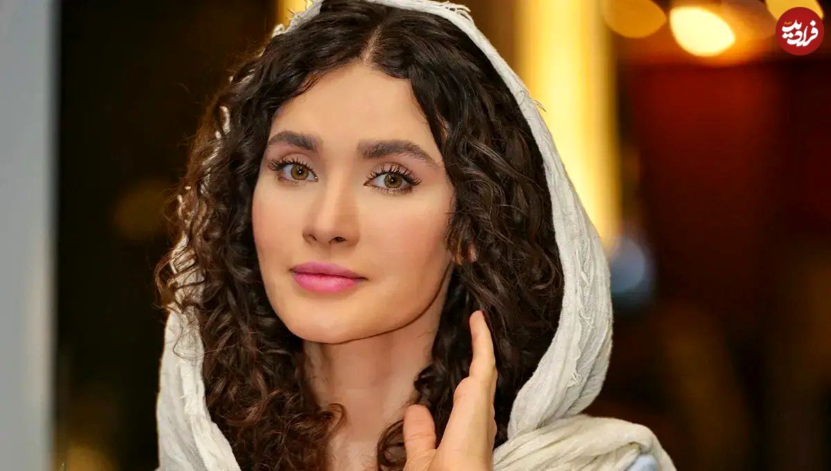 تصاویر؛ «ساناز سعیدی» با استایل آبی آسمانی و صندلهای تابستانی در جشنواره