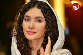 تصاویر؛ «ساناز سعیدی» با استایل آبی آسمانی و صندل‌های تابستانی در جشنواره