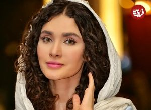 تصاویر؛ «ساناز سعیدی» با استایل آبی آسمانی و صندلهای تابستانی در جشنواره