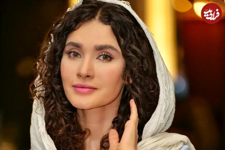 تصاویر؛ «ساناز سعیدی» با استایل آبی آسمانی و صندلهای تابستانی در جشنواره