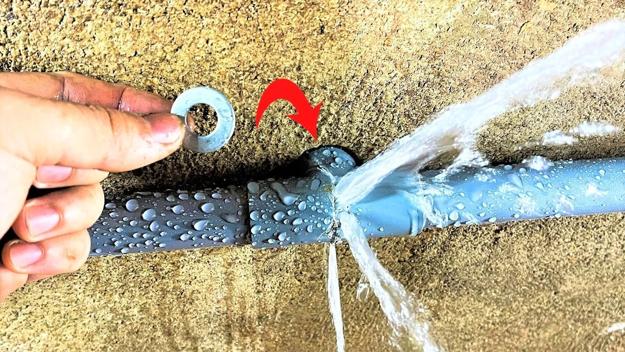 (ویدئو) اگر لوله پلاستیکی آب ترک خورد، چطور بدون کمک لوله کش تعمیرش کنیم؟