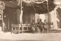 (تصاویر) سفر به عصر قاجار؛ چاپارخانۀ رشت، حمّام تهران، قهوه‌خانۀ اصفهان