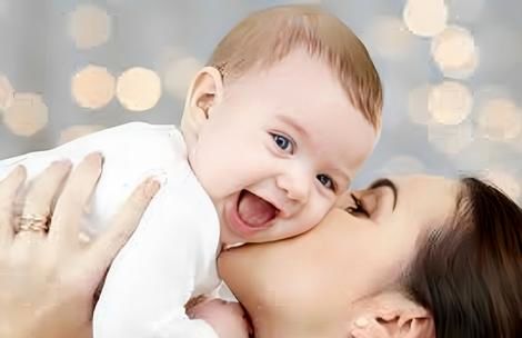 ( ویدیو) واکنش نوزاد تازه متولد شده به اولین بوسه‌ی مادر 