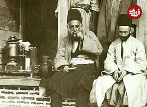 عکس| سفر زمان؛ تهرانی‌ها با قلیان و چای در کنار حوض قهوه‌خانه؛ بیش از یک قرن قبل