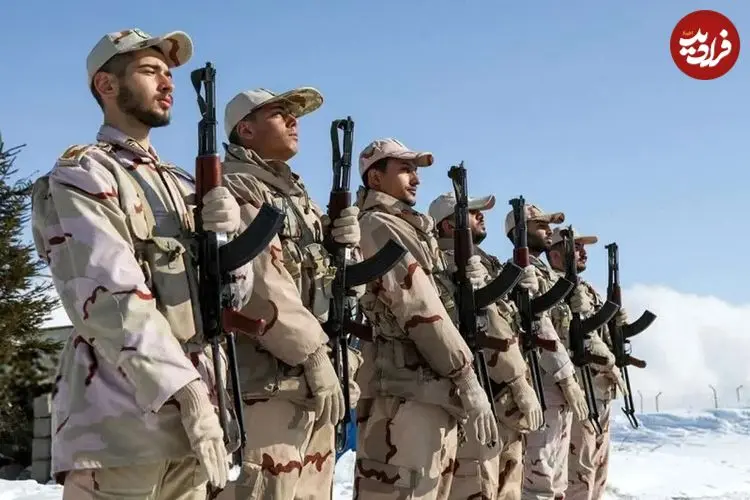 عکس| سفر زمان؛ سلفی سربازان در میدان نقش جهان اصفهان؛ دهه 40