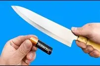 (ویدئو) نحوه تیز کردن چاقو در 1 دقیقه با استفاده از یک باتری قدیمی!