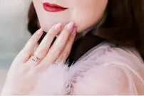 لاک ناخنت لب پر می‌شه؟ اینطوری برای عید لاک بزن!