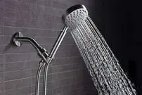 میلیاردها باکتری در سردوش حمام پنهان و منتظرند روی شما پاشیده شوند؛ آیا باید نگران باشید؟