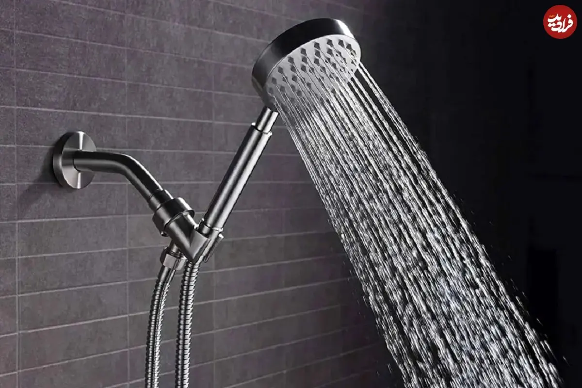 میلیاردها باکتری در سردوش حمام پنهان و منتظرند روی شما پاشیده شوند؛ آیا باید نگران باشید؟