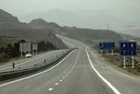 عکس| سفر زمان؛ الاغ‌ها با بار تیر چوبی در جادۀ سمنان؛ سال 1311