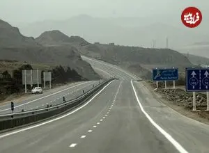 عکس| سفر زمان؛ الاغ‌ها با بار تیر چوبی در جادۀ سمنان؛ سال 1311