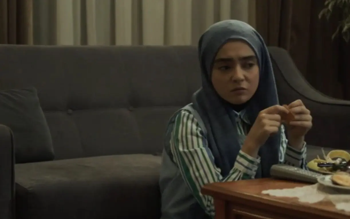 عکس| سفر در زمان؛ «سوگند» سریال لحظه گرگ و میش در کنار آرامگاه حافظ؛ سال ۱۴۰۲