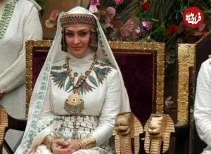 عکس| سفر زمان؛ تیپ و چهرۀ تازۀ «آسنات» در آستانۀ 48 سالگی؛ 17 سال بعد از «یوسف پیامبر»