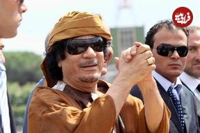 عکس| سفر در زمان؛ «معمر قذافی» با لباس نظامی در بنغازی؛ سال 1352