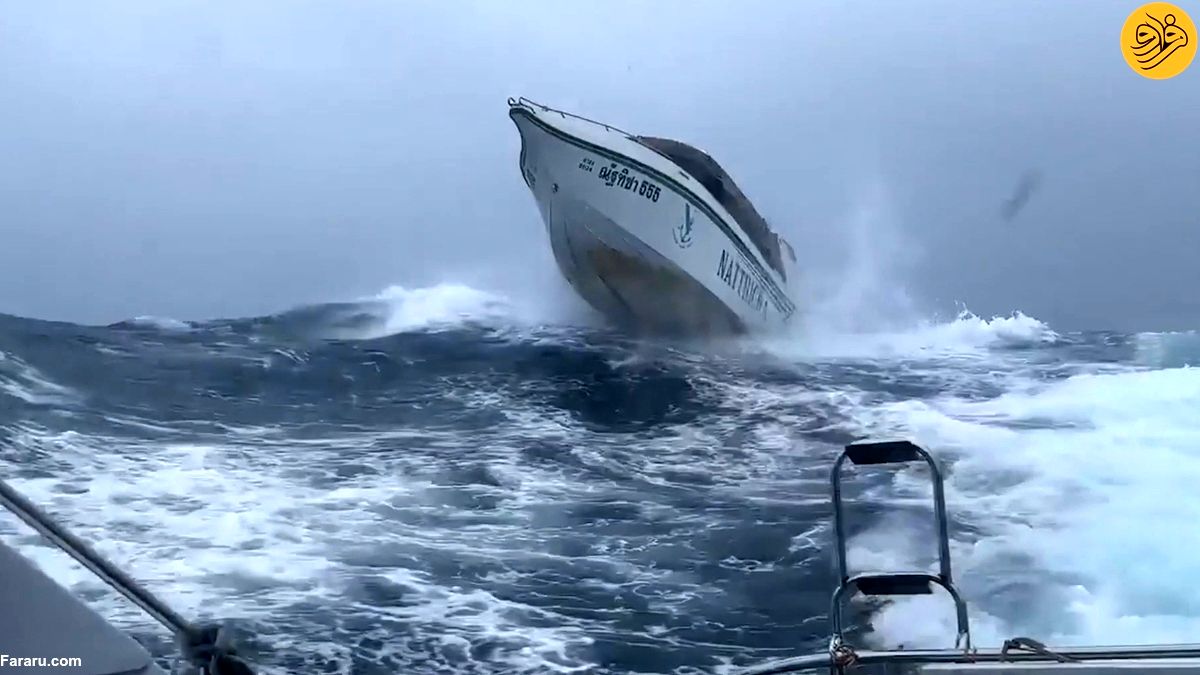 (ویدئو) وحشت مسافران قایق‌ تندرو در میان امواج سهمگین