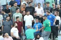 (ویدیو) درگیری فیزیکی هانی کُرده با هواداران استقلال در تمرین این تیم!