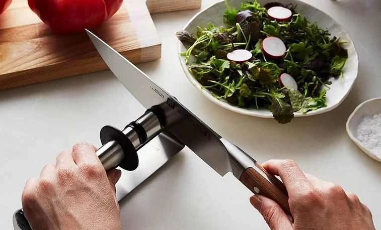 معرفی ۱۰ تکنیک‌ ساده برای تیز کردن چاقو در خانه 