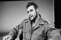 عکسی از پیکر بی‌جان چه‌گوارا در میان قاتلانش