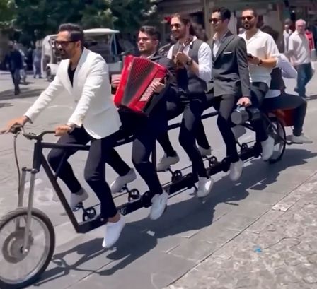 (ویدیو) اجرای عجیب موزیک روی دوچرخه ۶ نفره در‌ بازار تهران وایرال شد