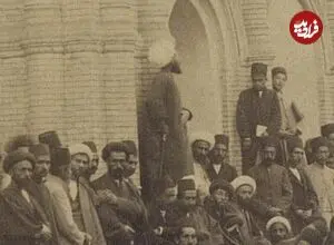 عکس| سفر زمان؛ سخنرانی در حیاط مجلس شورای ملی در اواخر دوران قاجار