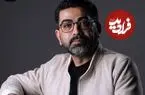 عکس| سفر زمان؛ «فرزاد حسنی» با پیژامه و دستمال یزدی روی صحنه تئاتر