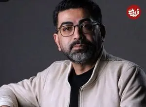 عکس| سفر زمان؛ «فرزاد حسنی» با پیژامه و دستمال یزدی روی صحنه تئاتر
