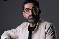 عکس| سفر زمان؛ «فرزاد حسنی» با پیژامه و دستمال یزدی روی صحنه تئاتر