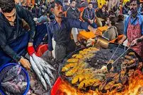 ببینید| غذای خیابانی در پاکستان؛ ماهی سرخ شده و کبابی تند در کراچی